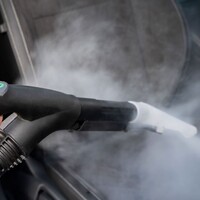 Pracovník detailingu/čištění interiéru vozidel