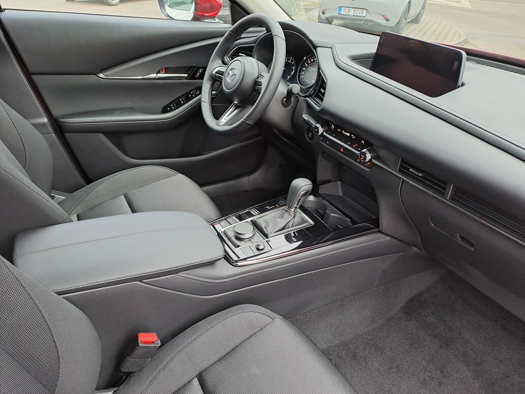 Mazda CX-30, Center - Line