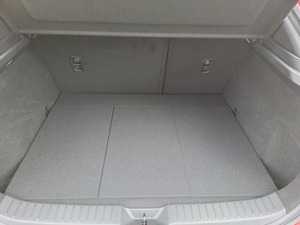 Mazda CX-30, Center - Line