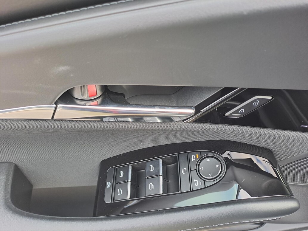 Mazda CX-30, Exclusive-line