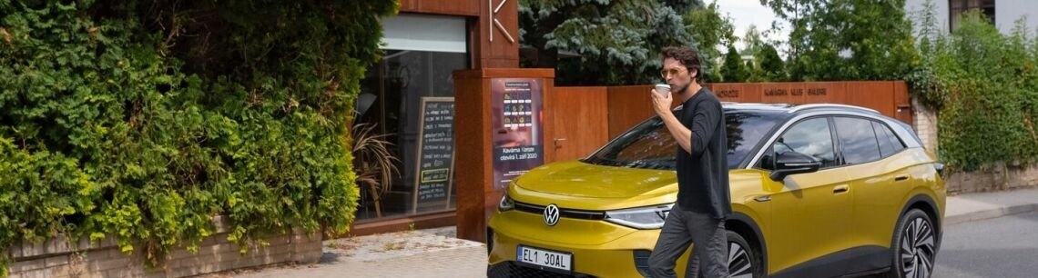 Ambasador Lukáš Hejlík brázdí silnice při hledání nejlepších gastro míst ve voze značky Volkswagen