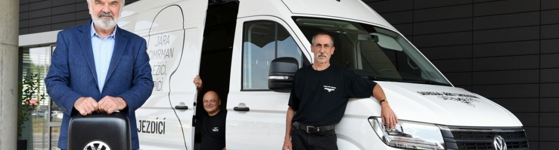 Jára Cimrman jezdí za svými fanoušky v Crafteru