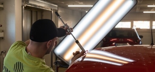 Metoda opravy karoseri&iacute; bez nutnosti lakov&aacute;n&iacute;, ide&aacute;ln&iacute; předev&scaron;&iacute;m pro: